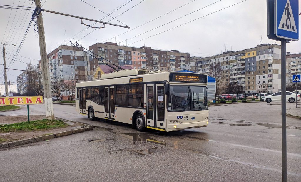 Тролейбус_№10_в_місті_Кропивницький_на_вул._Жадова._2020
