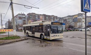 Тролейбус_№10_в_місті_Кропивницький_на_вул._Жадова._2020