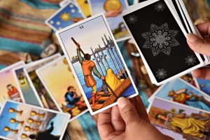 Трійка жезлів перевернута: почуття, так чи ні